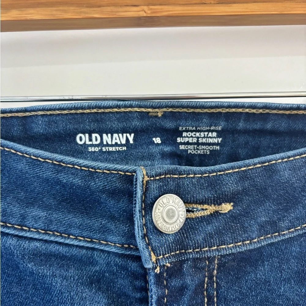 Old Navy Women's 360• Stretch Extra High Rise Rockstar Super Skinny Raw Hem Jean - Picture 5 of 7